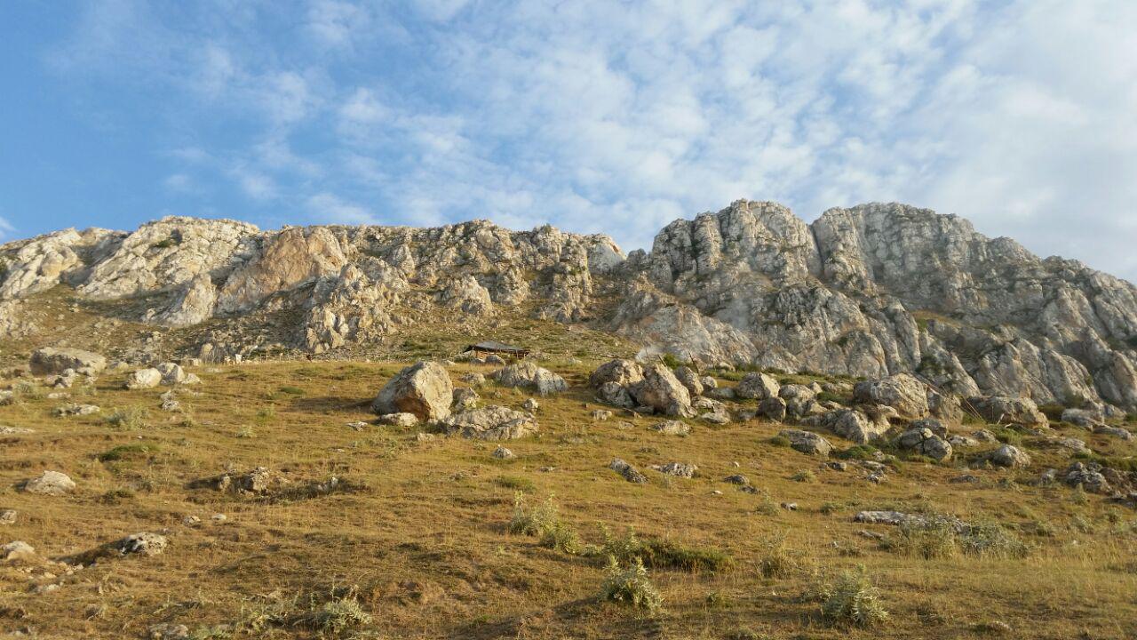 نمایی نزدیک از دمیلرزِ کِر. واژه ی کِر ( KER ) بمعنای صخره ی سنگی یا کوه سنگی بسیاربزرگ است. معادل چِکِل در زبان مردم سوادکوه. ارتفاع بلندترین نقطه ی این مکان ۲۹۰۰ متر میباشد.