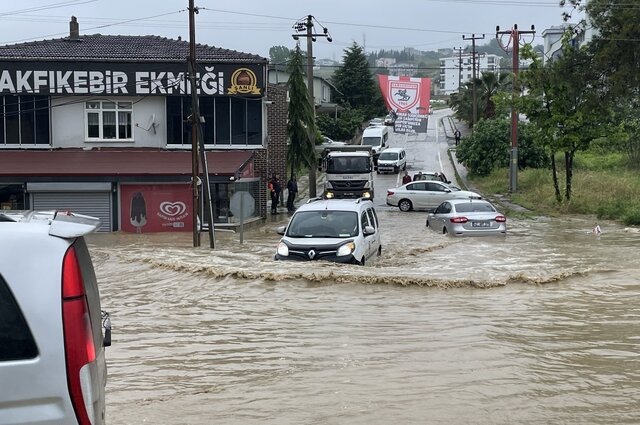  مفقود شدن سه خودرو درگیر سیلاب در شهرستان نور